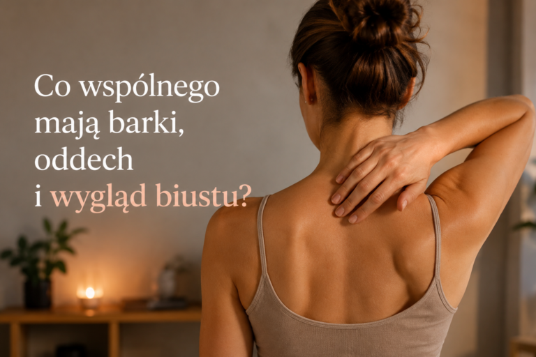 Kobieta z dłonią na karku prezentująca ustawienie barków i klatki piersiowej związane z oddechem oraz wyglądem biustu
